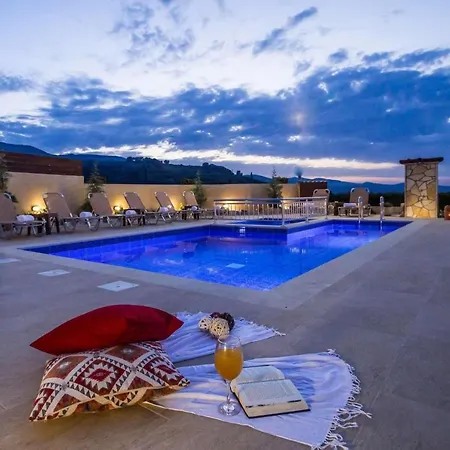 Maggie Alona *